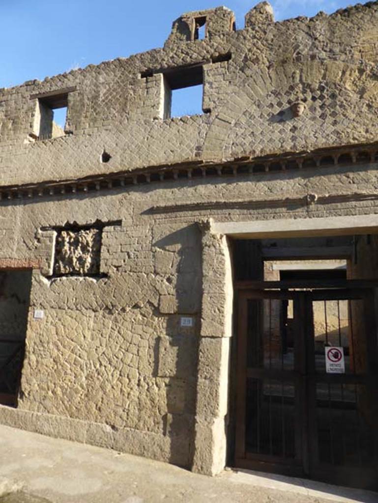 Ins. VI 29, Herculaneum, September 2015. Upper floor above doorway on the north side.
